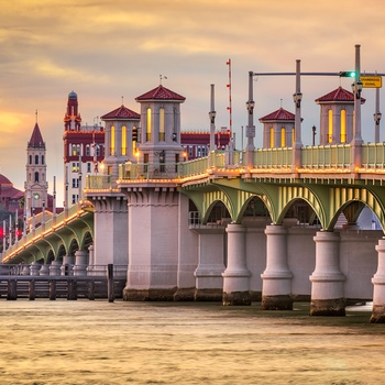 Bridge of Lions med St. Augustine i baggrunden, Florida