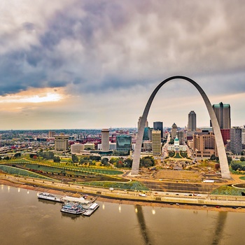 Gateway Arch ved Mississippi floden i St. Louis, Missouri i USA