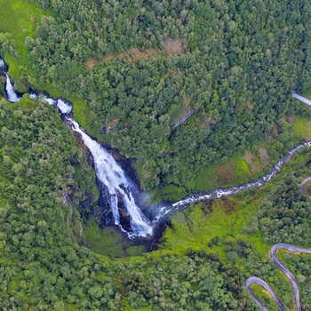 Stalheimsfossen og vejen Stalheimskleiva i Norge