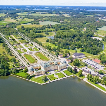 Luftfoto af Drottningholm Slot tæt på Stockholm, Sverige