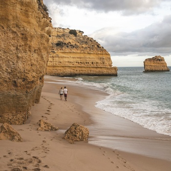 Par på strand på Algarvekysten i Portugal - Foto: Tim ten Cate-Unsplash