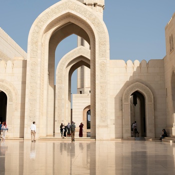 Sultan Qaboos Grand Mosque i Muscat - Foto: Laura Tommasina, Unsplash