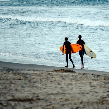 2 surfere på stranden i kystbyen Lorne, Victoria i Australien - Foto: Alihan Caglar Unsplash