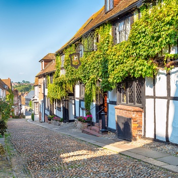 Brostensbelagt smal gade i Rye, Sussex i England