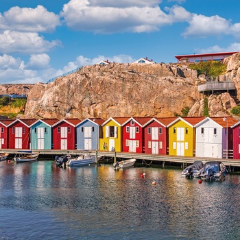 Byen Smogen med farverige bådhuse  i den svenske skærgård