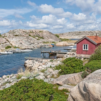 Sverige vestkyst med klassisk huse i røde farver og sejlbåde