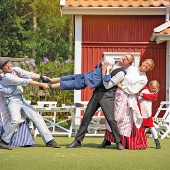 Emils familie i forlystelsesparken, Sverige - Foto: Astrid Lindgrens Värd