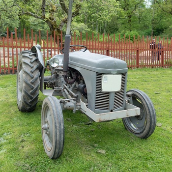 Gammel traktor på museum i Sverige
