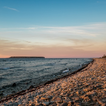 En del af Ekstakusten kyststrækning og øen Stora Karlso i baggrunden, Gotland i Sverige