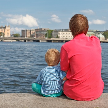 Far og søn på mole i Stockholm, Sverige