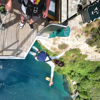 Bungy jumping fra Kawarau Bridge på Sydøen i New Zealand