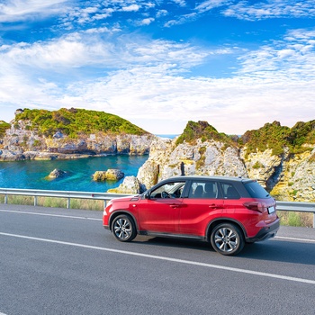 Bil på vej langs Sydfrankrigs kyststrækning