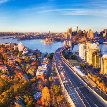 Highway mod Sydney Harbour Bridge og centrum - Australien