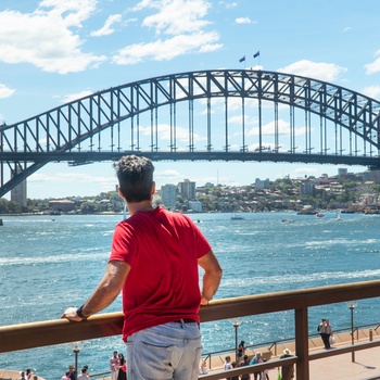 Mand ser på Sydney Harbour Bridge - Australien
