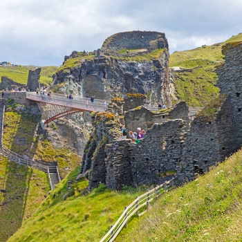 Turister besøger Tintagel Castle i det nordlige Cornwall - England