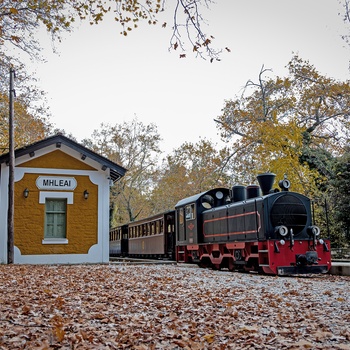Toget Moutzouris ved togstationen i byen Miléai på Pelion-halvøen - Grækenland