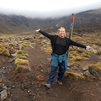 Pernille på vandretur, Tongariro Crossing i New Zealand - rejsespecialist i København