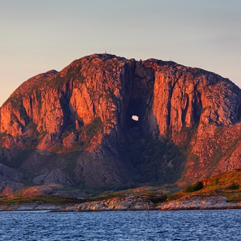 Torghatten i solnedgang, Norge