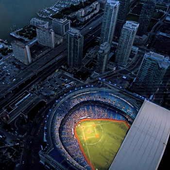 Luftfoto af Rogers Centre sportsstadion om aftenen i Toronto, Canada