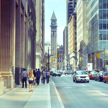 Vej med biler gennem Toronto downtown, Canada
