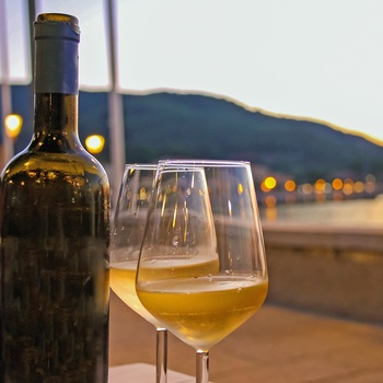 Vin nydes på restaurant på øen Elba, Toscana i Italien
