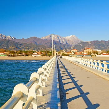 Udsigten fra molen til Forte dei Marmi og de apunske Alper, Toscana