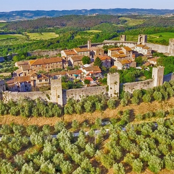 Udsigt til fæstningsbyen Monteriggioni i Toscana