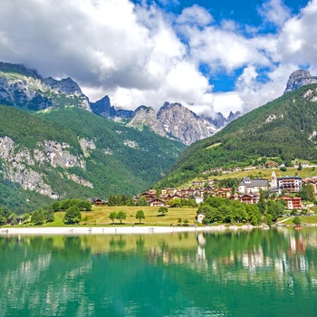 Bjergbyen Molveno i Trentino