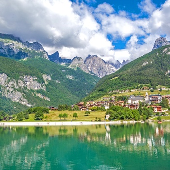 Bjergbyen Molveno i Trentino 