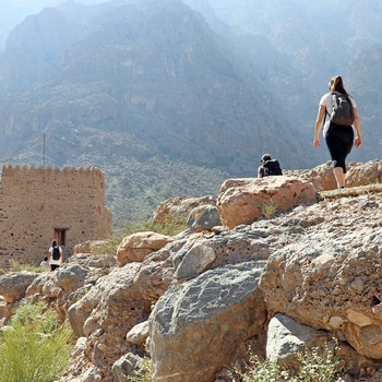 Turister på vandretur nær byen Bilad Sayt i Oman