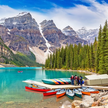 Turister ved kanoer på Lake Moraine, Alberta i Canada