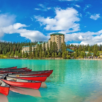 Turister ved kanoer på Lake Louise, Alberta i Canada