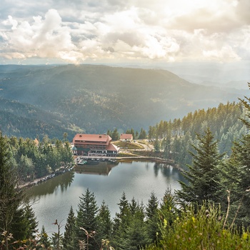 Hotel ved Mummelsee - en sø i den nordlige Schwarzwald i Tyskland
