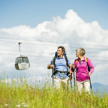 Ældre par på vandring i Tyskland