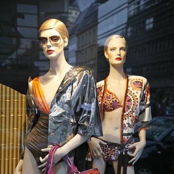 Mannequiner i butiksvindue, Tyskland