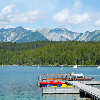 Bådbro ved søen Eibsee, det sydlige Tyskland