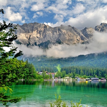 Foto: Udsigt til Zugspitze fra Eibsee ved Garmisch Partenkirchen, Tyskland Foto: Vandresti på Zugspitze bjerget nær Garmisch-Partenkirchen i Sydtyskland - © FDM Travel / Shutterstock