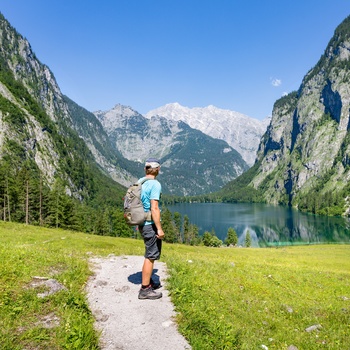 På vandring ved Obersee og Königsee i Berchtesgaden Nationalpark, Sydtyskland