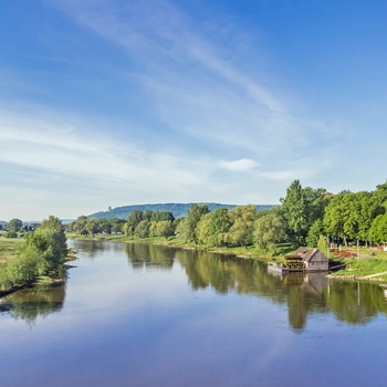 Frodigt natur langs Weser-floden der løber gennem Niedersachsen