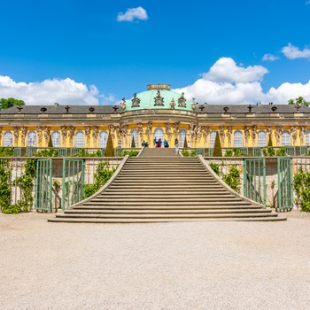 Sanssouci Park og det smukke slot på en sommerdag i Potsdam, Brandenburg i Tyskland