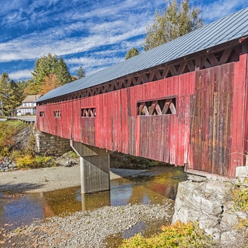 Gammel træbro i Vermont om efteråret - New England i USA