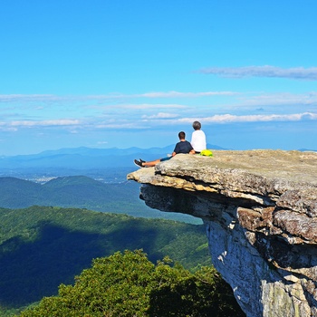 Hikere nyder udsigten fra klippeafsatsen McAfee Knob på Appalachian trail, Virginia, USA