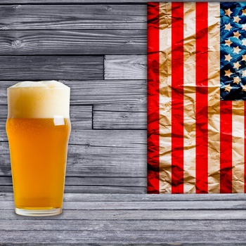 Glas med øl og det amerikanske flag, USA