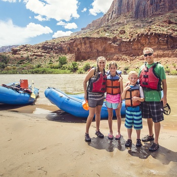 Familie på river rafting tur på Colorado River i Grand Canyon, USA