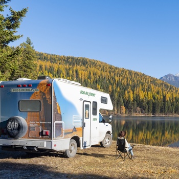 Motorhome ved smuk sø i USA