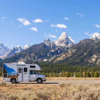 Motorhome med smukke veje i baggrunden, USA