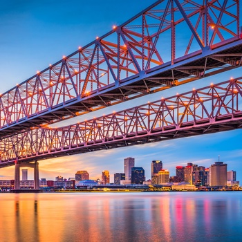 Bro over Mississippi floden i New Orleans, Louisiana i USA