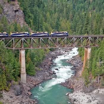 Rocky Mountaineer, bro over Nahatlatch floden i Canada