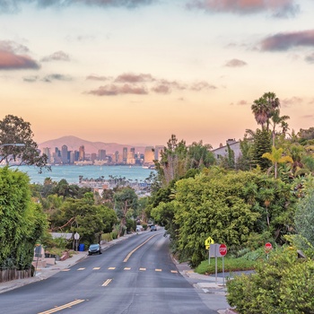 Vej mod San Diego i solnedgang, Californien i USA