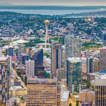 Udsigt ud over Seattle med Space Needle i centrum - USA